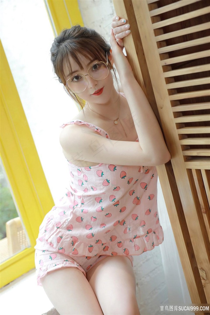 男子强奸美女上床亲嘴操她